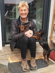 Jutta Frei mit 2 Zwergpinschern